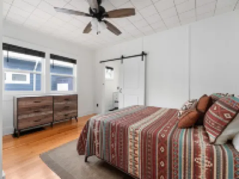 Beautiful Modern/Rustic Cottage in the heart of Lead!!! Hotels in Lead