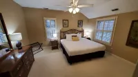 GREAT for FAMILIES, beautiful waterfront, kayaks, firepit, pool table, & more! - Wi-Fi