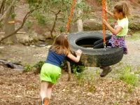 CREEKSIDE LOG HOME: NEXT TO CREEK / CLOSE TO TOWN / HOT TUB / TRAILS / PETS OK