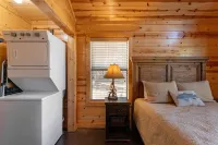 Buck-Eye Hollow 2 bedroom, 2 bath, fire pit, hot tub!