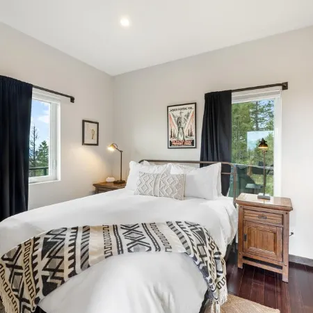 Escape to Serenity: Lookout Tower with Hot Tub, near Schweitzer and Pet-Friendly