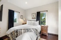 Escape to Serenity: Lookout Tower with Hot Tub, near Schweitzer and Pet-Friendly