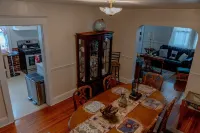 Spacious Home a mile away of York expo center with free parking lot.