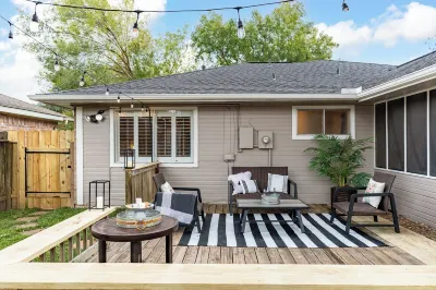 Modernly Renovated Family Home w/ Double Swing, 4TVs, Pets OK & Backyard Firepit