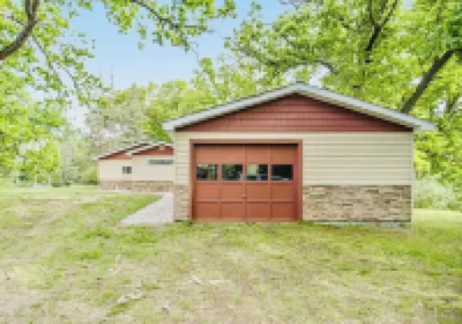 Charming 2-bedroom cottage with Lake Access to School Section Lake