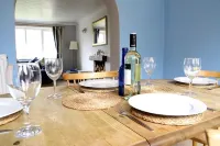 Pretty Thatched Cottage, close to sandy beach Hotels in Winterton-on-Sea