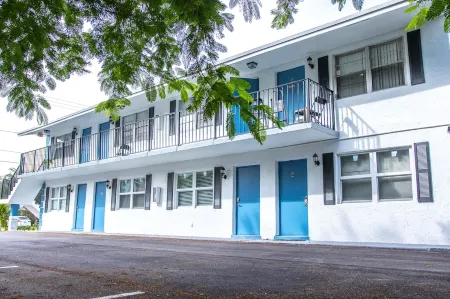 Modern Condo  Walk to Restaurants & Shops, Bike to Beach, Beach Chairs & Bikes