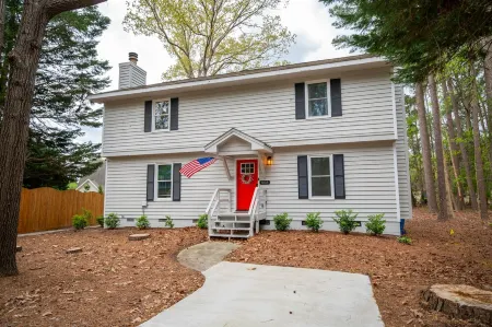 North Hills Oasis- 5mins from North Hills, Newly Renovated, Two En Suites!