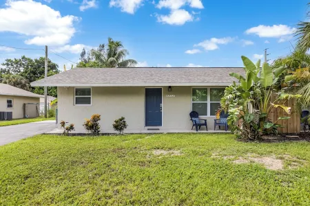 Serenity Place - 2 bedroom Отели в г. Нейплс