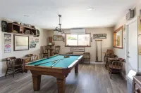 Over 3,000 Feet of Desert Oasis-Perfect for Friends & Family. Free Tesla Charger