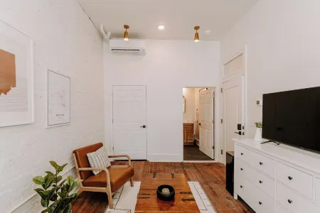 East Main Lofts - Farmhouse 204 Отели в г. Мэдисон