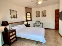 AMAZING VILLA with, chimney, heating, private swimming pool & great views. - 발코니