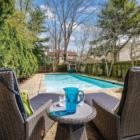 421 Irie: Simply Charming 2 Story COTTAGE!! Private Pool!! 1 Off Street Parking!