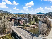 Blue River Views - Mountain/Modern with Private Hot Tub