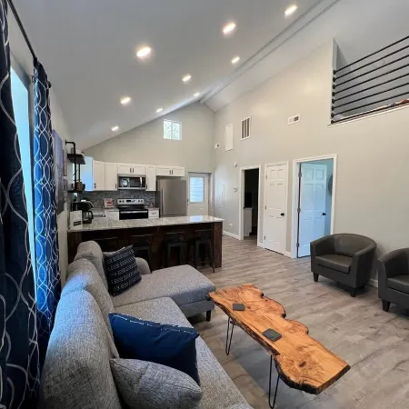Fully Renovated Cottage - Minutes from Appalachian Trail & Carvins Cove Отели в г. Катоба