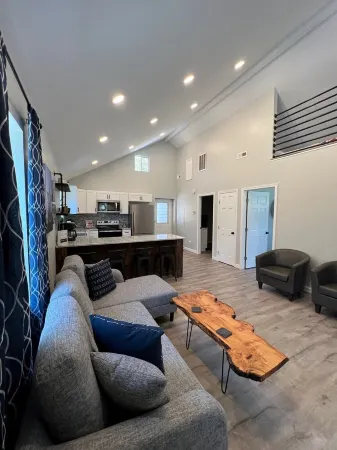 Fully Renovated Cottage - Minutes from Appalachian Trail & Carvins Cove