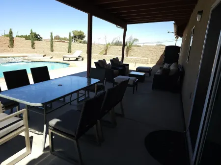 COZY FAMILY  HOME WITH A POOL AND SPA