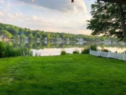 Enjoy Lakefront Sunsets in Cozy 2BR Cottage Escape