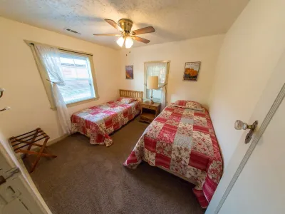 Historical 1930 Country Charmer, Peaceful Property, 9 miles to Bryce Canyon 루비스 호스백 어드밴쳐스 주변 호텔