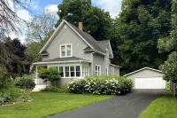 Quiet retreat walking distance to Downtown