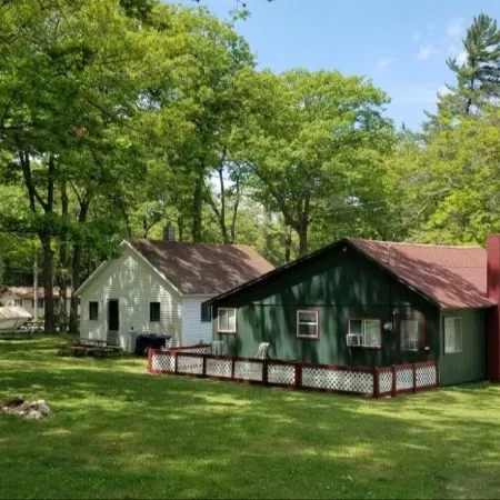 Remodeled cozy cottage & only a 5 minute walk to Hubbard Lake. Lots of parking!
