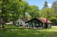 Remodeled cozy cottage & only a 5 minute walk to Hubbard Lake. Lots of parking!