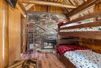 Hot Tub and Private Cabins, Free Kayaks and EV Charger