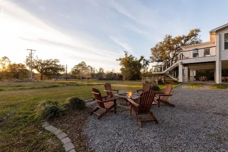 The Salty Bungalow - Pool, Pet Friendly, Walking distance  to Beach!