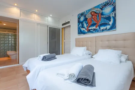 VILLA MARIPOSA INCREDIBLE VIEWS NEXT TO THE SEA. Отели рядом с достопримечательностью «Seven Pints»