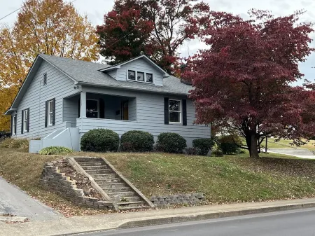 Charming 4 bedroom - 5 minute walk to downtownDog friendly)