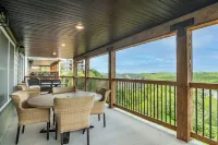 Luxury Lodge for 18, next to SDC, lake views, Indoor/Outdoor pools & splash pads