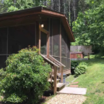 Broadwing Farm Cedar Cabin- Hot Tub with Fresh, Hot Mineral Water - 85 Acre Farm 温泉村酒店
