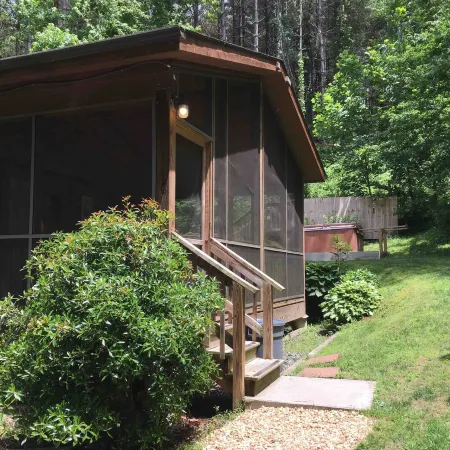 Broadwing Farm Cedar Cabin- Hot Tub with Fresh, Hot Mineral Water - 85 Acre Farm