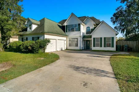 Spacious 4 Bedrooms with PRIVATE POOL & enclosed PATIO between Downtown & Tybee