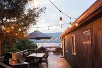 Charming 3-BR house: Lake Views, Firepit, Ping Pong, & Kayaks in Greenwood Lake