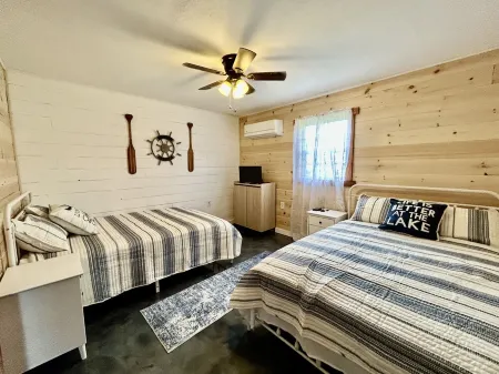 Atwood Lake family home. Pet friendly!