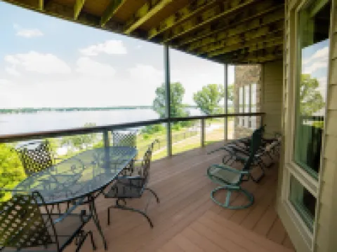 Lake Front Condo on East Lake Okoboji in Bridges Bay Resort. 阿諾茲帕克酒店