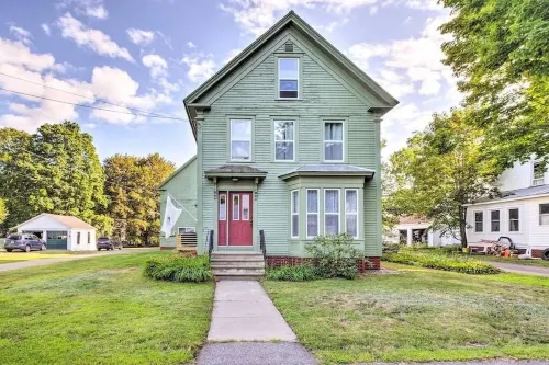 Comfortable, Charming Home Near Outdoor Adventure. Pet Friendly!