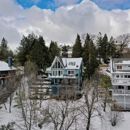 Starry Pines Chalet, Lake Views, Game Room, AC