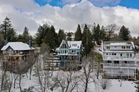 Starry Pines Chalet, Lake Views, Game Room, AC Отели в г. Лейк Арроухед