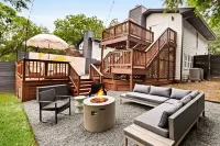 SoLa TX Twoplex: sleeps 14 / 2 pools / 2 fire pits / 2 miles to DT / 2 fun!
