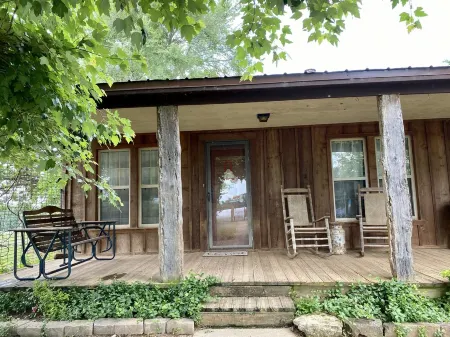 The Farm Cottage--close to two state parks Отели в г. Сентервилл Тауншип