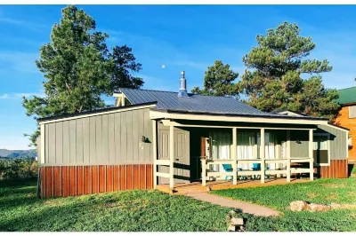 BEAUTIFUL Rustic/Modern Remodel - IDEAL Location!!