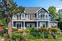 THE ULTIMATE 6 BEDROOM LAKEHOUSE
