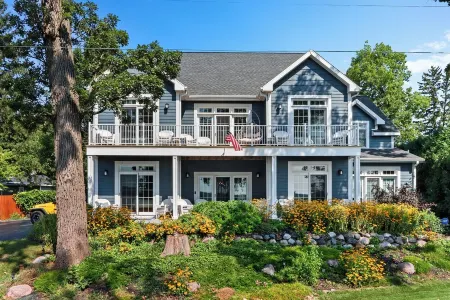 THE ULTIMATE 6 BEDROOM LAKEHOUSE