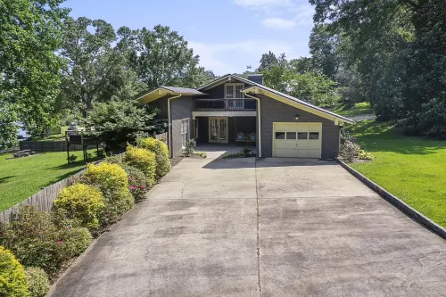 Unique find on Logan Martin! Cozy, spacious and family friendly.