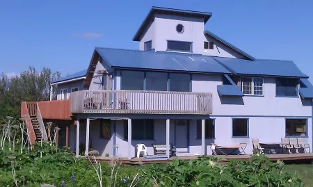 Family-sized Bluff House Overlooking the Beautiful Cook Inlet with Mountain View