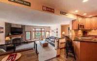 Beautiful Condo - Riverfront-Slopeside-Walk to Resort-On Bus Route