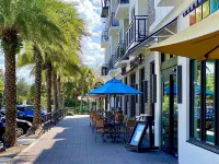 Beautiful Resort Condo with 2 Pools, Hot tub, Tiki Bar & Restaurant