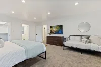 Now Discounted Nov & Dec Dates! - One of a Kind Retreat with Private Creek! Hotels in Centerville